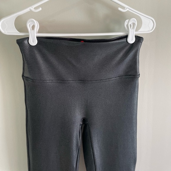 Spanx Faux Leather Black Snake Skin Leggings - Size Medium - Picture 13 of 16